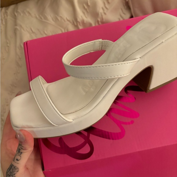 🤍Olivia Miller White Block Heel Sandals (size 7)🤍 - Picture 13 of 14